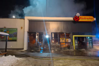 Biedronka w ogniu! Ponad 100 strażaków w akcji. Budynek spalił się całkowicie