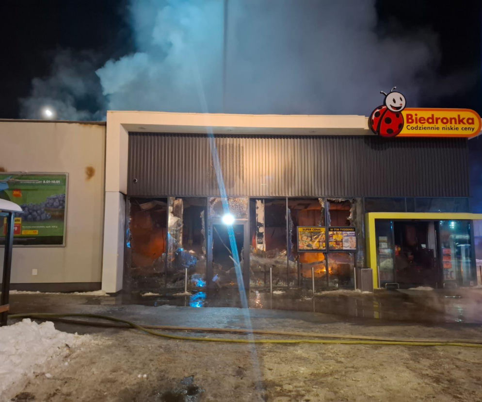 Biedronka w ogniu! Ponad 100 strażaków w akcji. Budynek spalił się całkowicie