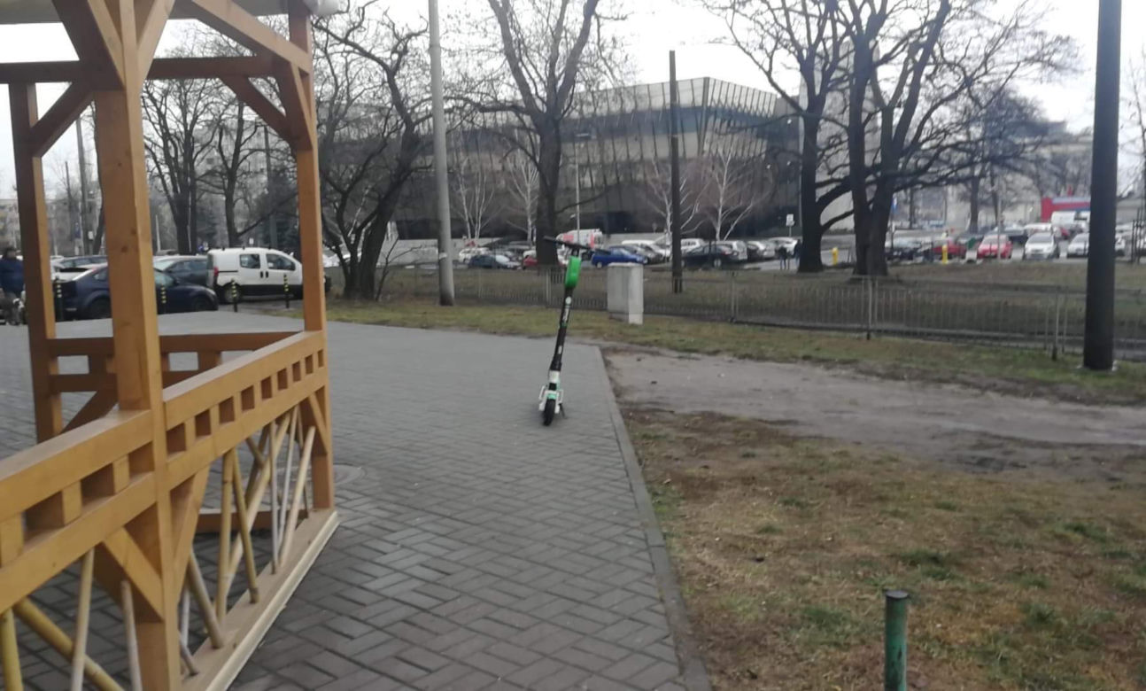 Hulajnogi zostawiane byle gdzie są ogromnym problemem dla niewidomych!