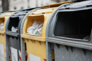 Zmiany w odbiorze śmieci w Warszawie. Kto zapłaci więcej?