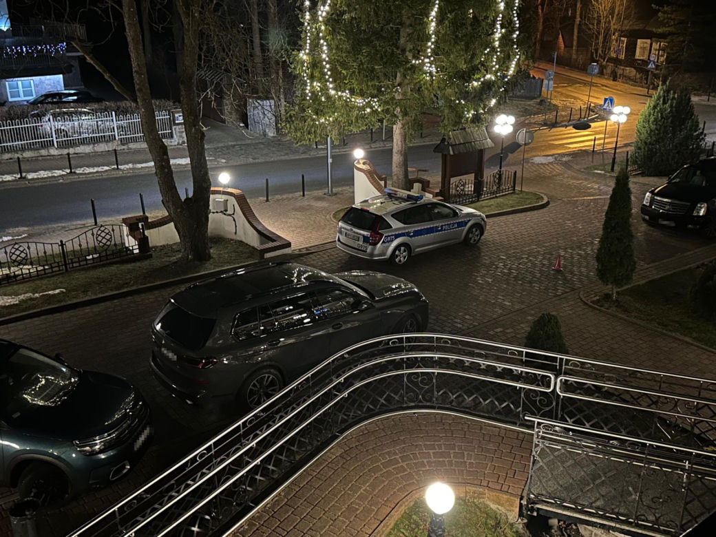 Daniel Martyniuk skuty w kajdanki i wyprowadzony z hotelu