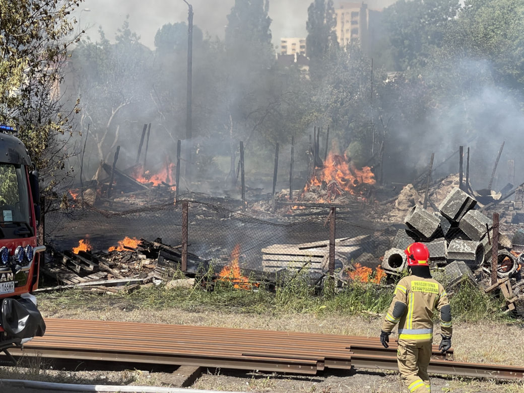 Kłęby czarnego dymu unoszą się nad Warszawą! Kolejny gigantyczny pożar, tym razem na Pradze!