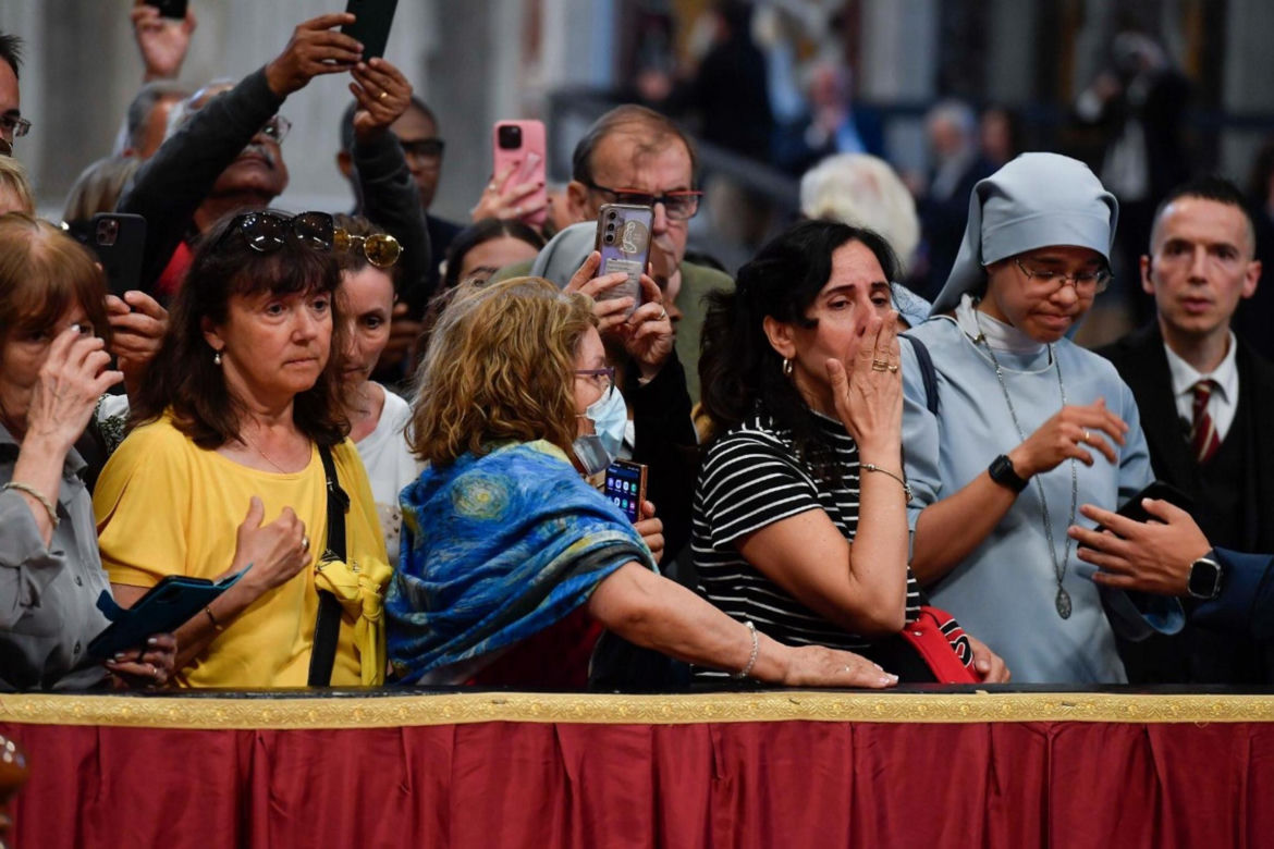 Tłumy na placu św. Piotra. Tak żegnają zmarłego papieża Franciszka 