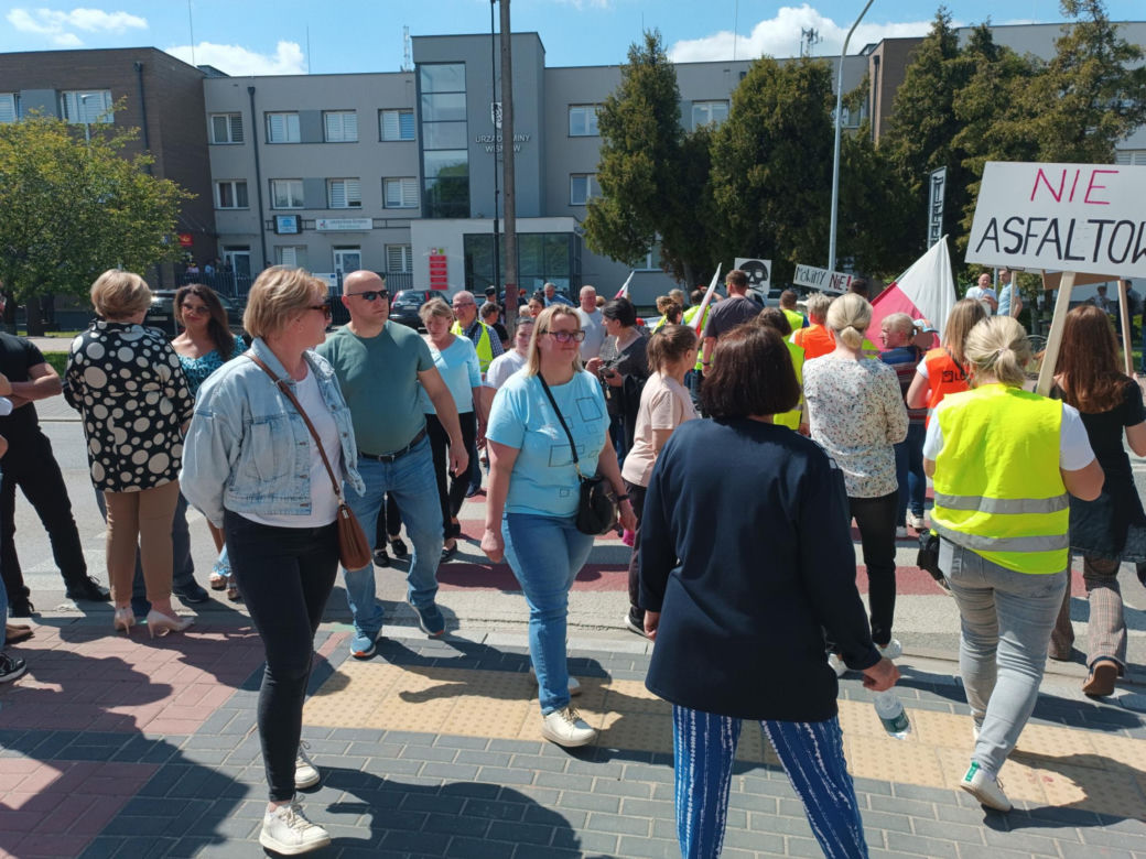 Mieszkańcy protestują: nie damy zabić się asfaltem. „Boję się o życie swojego półrocznego synka”
