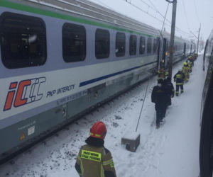 Pociąg relacji Warszawa-Zakopane utonął w polu. Błyskawiczna akcja. Pomogli strażacy