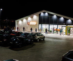 Wielkie kolejki do sklepów przed Wielkanocą