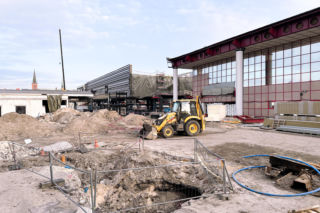 To on zastąpi szkło refleksyjne i kryształ nad wejściem. Koparki już równają symbol lat 90. Będziecie tęsknić?