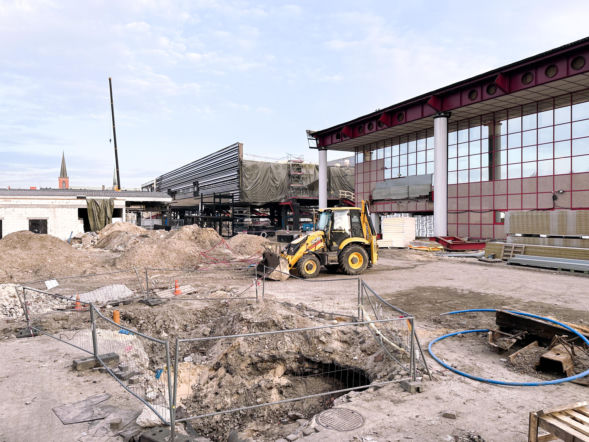 Dworzec PKP w Częstochowie znika z powierzchni ziemi. Pamiętny kryształ ustępuje miejsca nowej bryle