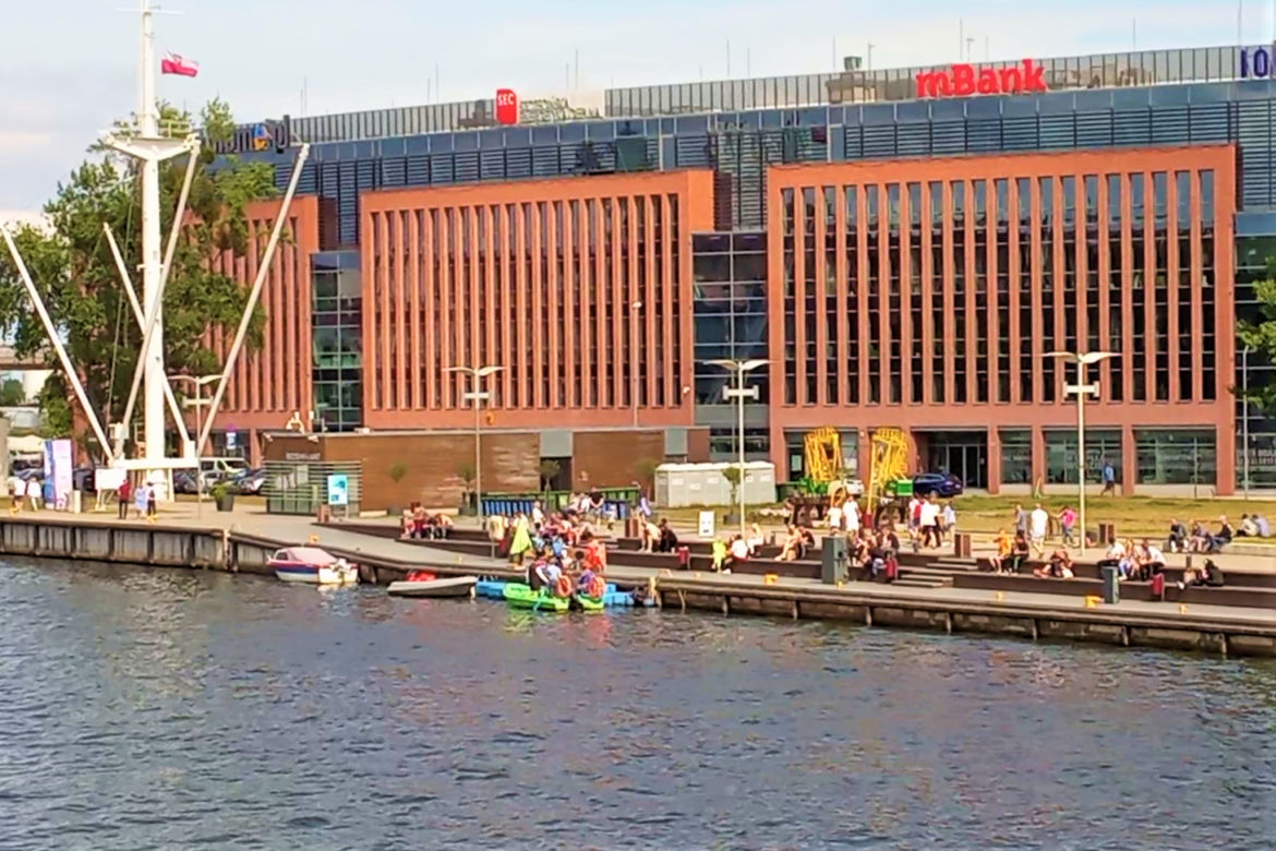 Dźwigozaurowa huśtawka stanęła na bulwarze