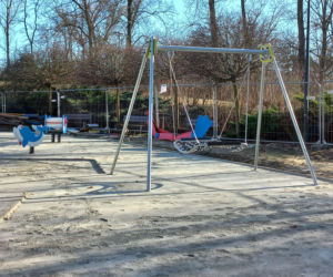 Statek w naprawie, pająk już jest. Trwa modernizacja placu zabaw w Parku Tysiąclecia w Lesznie