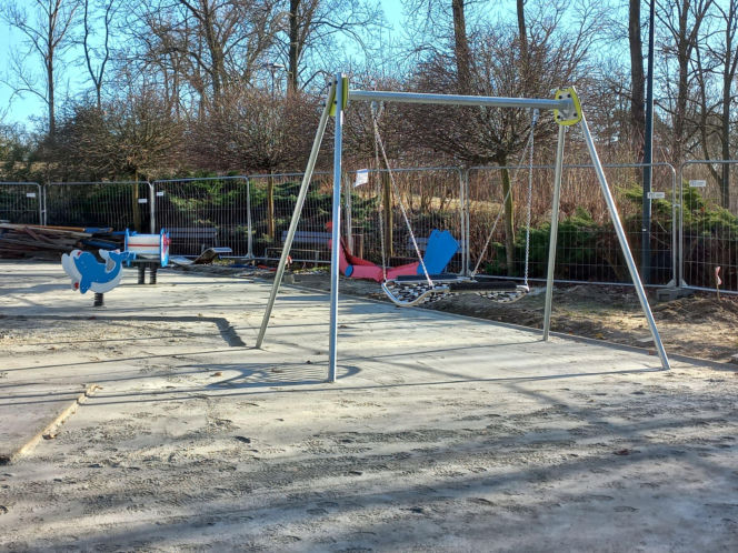 Statek w naprawie, pająk już jest. Trwa modernizacja placu zabaw w Parku Tysiąclecia w Lesznie