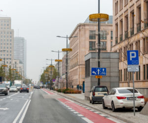 Trwa montaż iluminacji świątecznych w Warszawie [ZDJĘCIA]