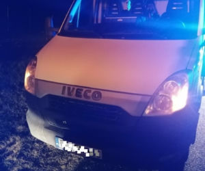 Świętokrzyskie: Metalowe pręty PRZEBIŁY szybę mercedesa. Scena jak z horroru
