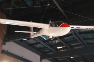 W galerii handlowej w Lesznie wylądował szybowiec