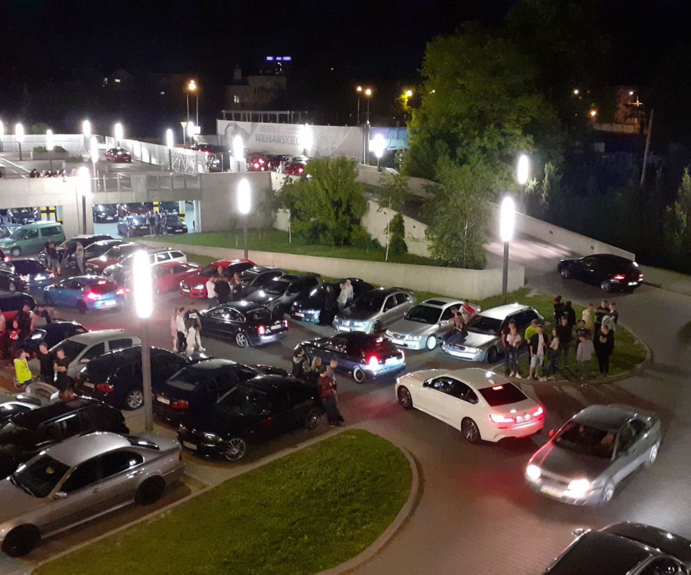Rzeszowska młodzież kpi z koronawirusa? Tak się bawi wieczorami na Podpromiu