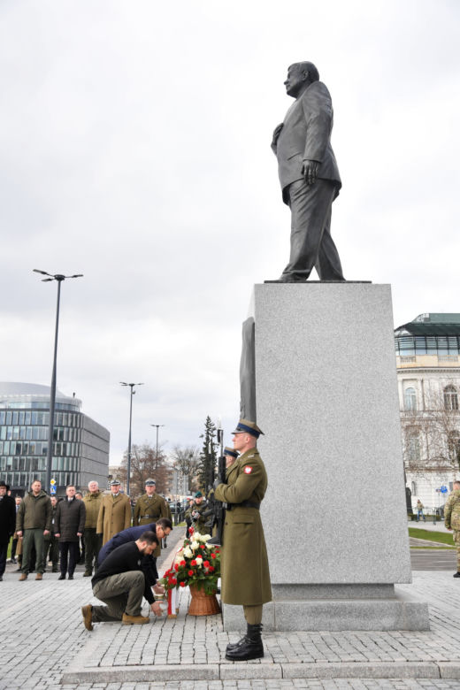 Wołodymyr Zełenski zapalił znicz pod pomnikiem Lecha Kaczyńskiego