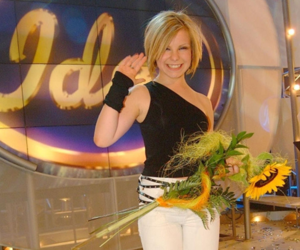 Młoda Alicja Janosz z kwiatami na tle logo programu Idol. O jej wspomnieniach z kariery przeczytasz na SE.