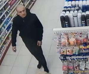 Okradał drogerię niedaleko Torunia. Rozpoznajesz tego mężczyznę?
