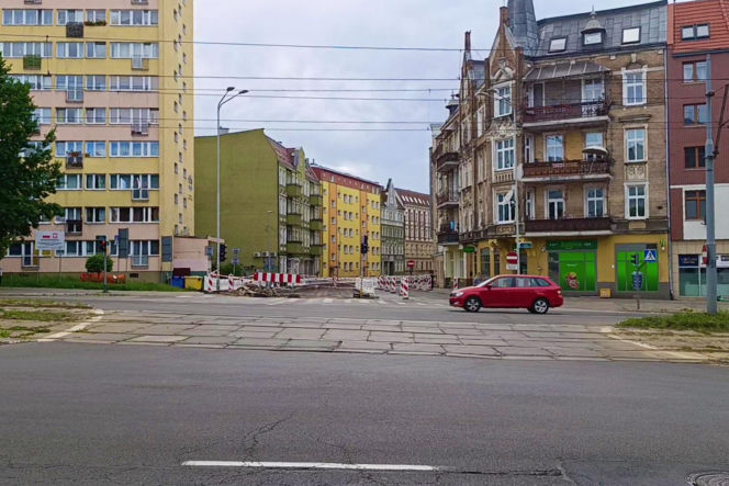 Przedwojenne torowisko tramwajowe na ul. Emilii Plater