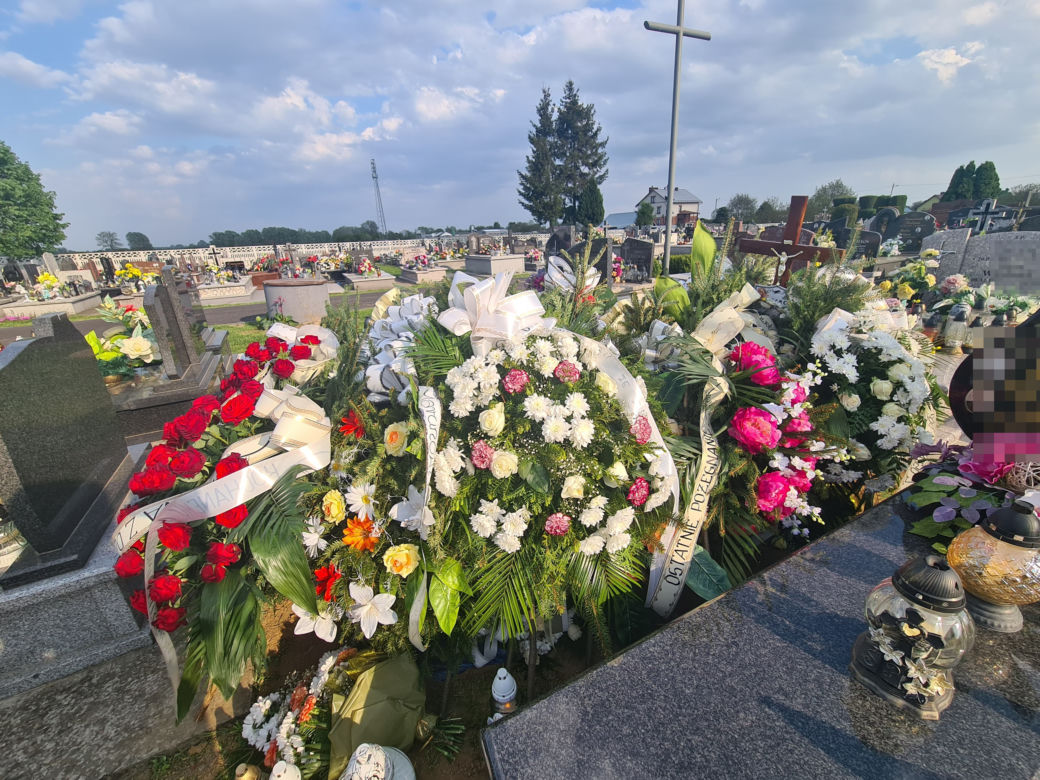 Marcin zginął w tragicznym wypadku w Tryńczy. Grób strażaka tonie w kwiatach [GALERIA]
