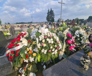 Marcin zginął w tragicznym wypadku w Tryńczy. Grób strażaka tonie w kwiatach [GALERIA]
