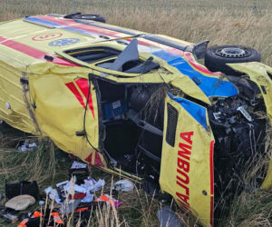 Dramat na autostradzie A4! Dachowała karetka, ratownicy trafili do szpitala