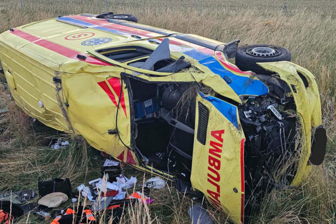 Dramat na autostradzie A4! Dachowała karetka, ratownicy trafili do szpitala