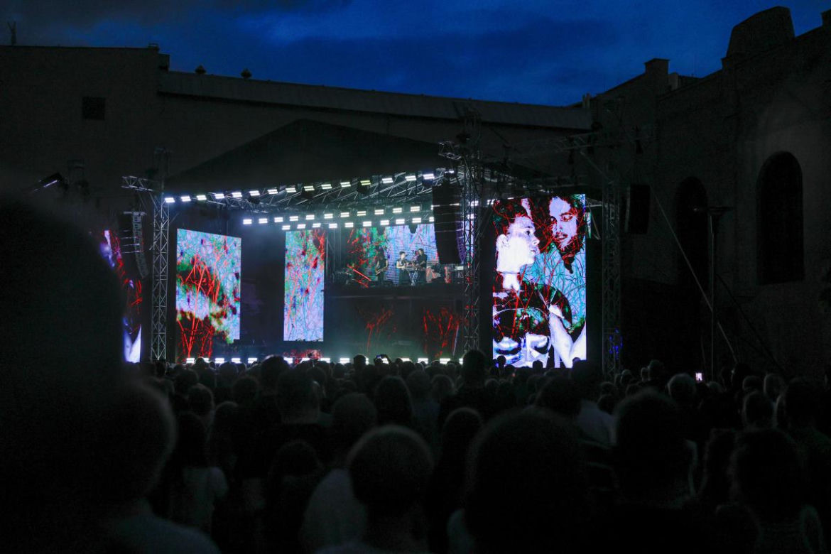 Koncert Brodki w Parku Wolności przy Muzeum Powstania Warszawskiego