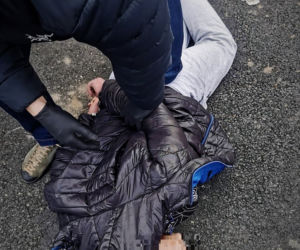 Śląskie: Wykorzystał dziecko, by zwabić byłą partnerkę do auta. Gdy weszła do środka, zmienił się w bestię