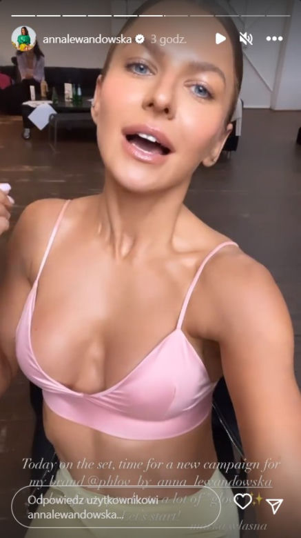 Anna Lewandowska w bluzce z dekoltem