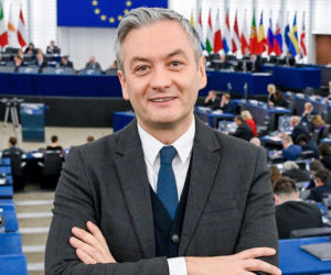 Ekspert modowy Daniel Jacob Dali ocenia europosłów