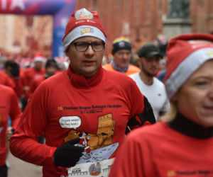 23. Festiwal Biegów Świętych Mikołajów w Toruniu. Zdjęcia ze starówki