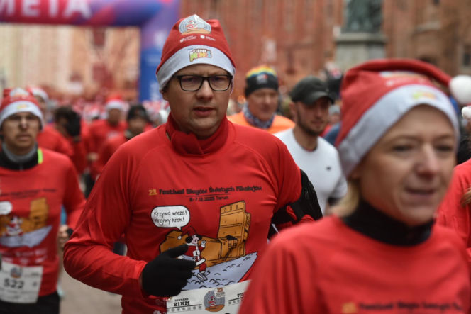 23. Festiwal Biegów Świętych Mikołajów w Toruniu. Zdjęcia ze starówki