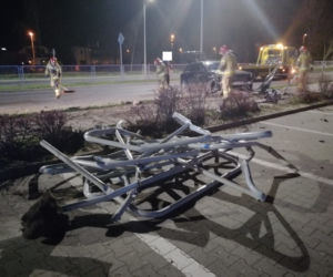Niebezpieczne manewry na drogach. Kraksa w Lesznie i dachowanie pod miastem
