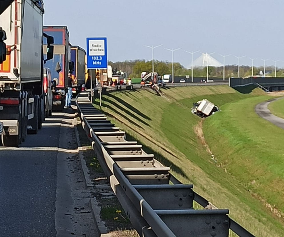 WYPADEK na AOW Wrocław w kierunku Kudowy-Zdrój! Ciężarówka spadła w dół 