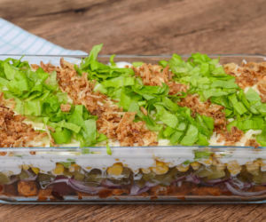 Sałatka  Kęs Proboszcza to hit, który zachwyci każdego gościa. Prosty przepis na warstwową ucztę