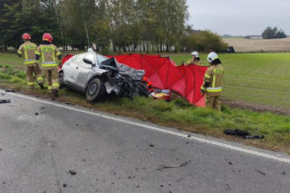 Tragiczne zderzenie dwóch osobówek z ciężarówką! Kobieta nie miała szans [ZDJĘCIA]