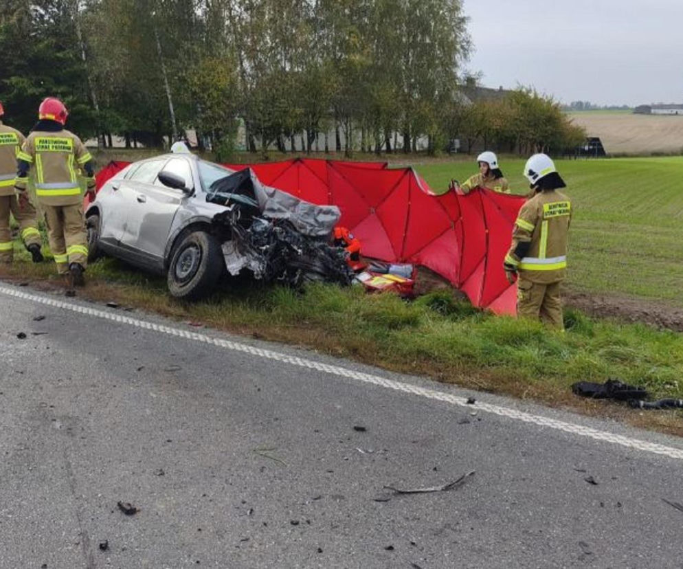 Dwie osobówki i ciężarówka zderzyły się na drodze! Nie żyje kobieta [ZDJĘCIA]
