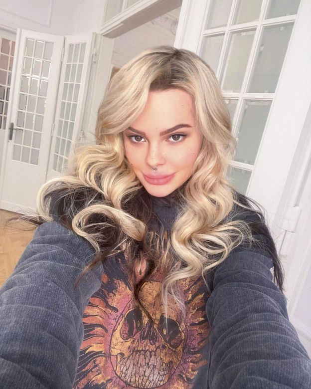 Monika Miller eksperymentuje z włosami