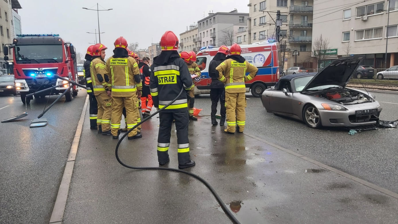 Roztrzaskał sportowe auto na latarni! Ogromny wypadek na Grochowie