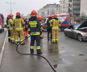 Roztrzaskał sportowe auto na latarni! Ogromny wypadek na Grochowie