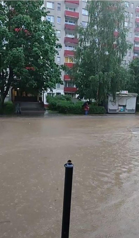 Powódź w Bielsku-Białej. Ulice zamienił się w rzeki. Zalane auta i posesje 