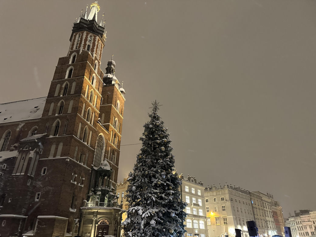 Choinka rozbłysła na Rynku Głównym. Tak wygląda Kraków w zimowej scenerii! 