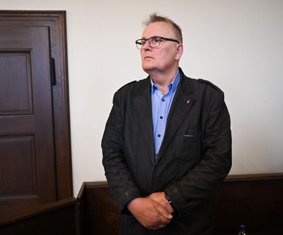 Waldemar Bonkowski w ciemnej marynarce stoi w sądzie. O umorzeniu prac społecznych polityka przeczytasz na Eska.