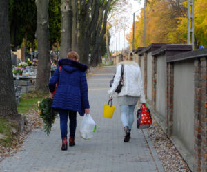 Z wiązankami czekamy do ostatniej chwili. Przed 1 listopada ruch przed lubelskimi cmentarzami jeszcze niewielki