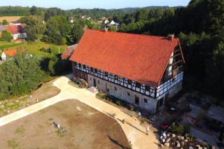 Byłam załamana, ale mój mąż i Halinka zachwyceni - mówi Iwona. Dom nie miał podłóg, instalacji, sufitów. Osiem lat remontu i efekt wow