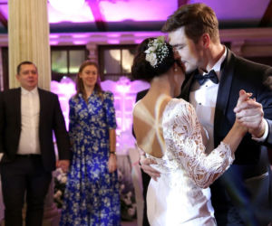 M jak miłość odc. 1505. Iza (Adriana Kalska), Marcin (Mikołaj Roznerski) - wesele  w Grabinie 