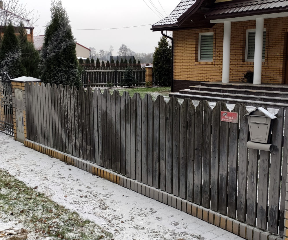 Puszcza Augustowska. Prywatny dom strażnika leśnego został oblany farbą przez nieznanych sprawców