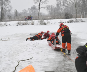 Gdy załamie się lód. Co robić, by uratować siebie lub kogoś, gdy wpadnie do wody?