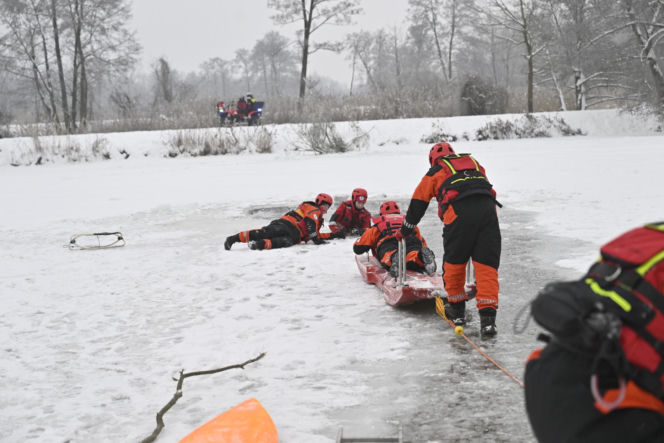 Gdy załamie się lód. Co robić, by uratować siebie lub kogoś, gdy wpadnie do wody?